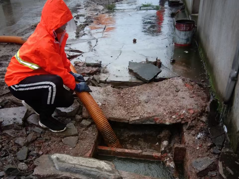 康巴什专业清理污水池 炜誉市政以规范流程守护城市 “肠道”