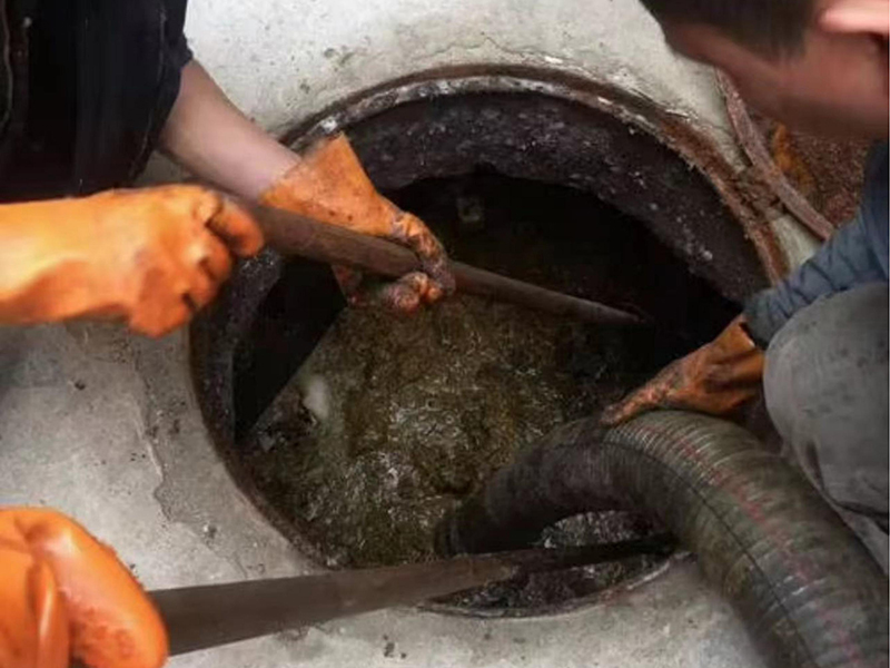 康巴什清理化粪池时如何避免沼气的危害？